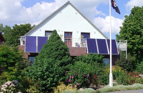 Eckwarden Apartamento | Vacation home Herter, WiFi, gr. Garden, play equipment, lounger / play area, barbecue, animals