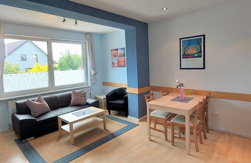 Eckwarden Apartamento | Vacation home Herter, WiFi, gr. Garden, play equipment, lounger / play area, barbecue, animals