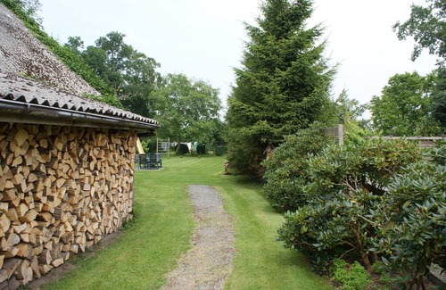 Eckwarden Apartamento | Vacation home Herter, WiFi, gr. Garden, play equipment, lounger / play area, barbecue, animals