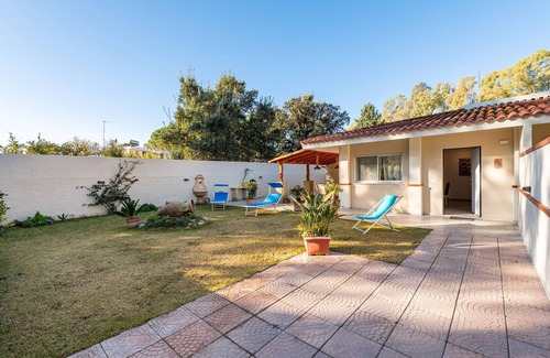 Geremeas Casa | Casa de vacaciones "Ibiscus Rosa 1" con vistas a la montaña, terraza y aire acondicionado