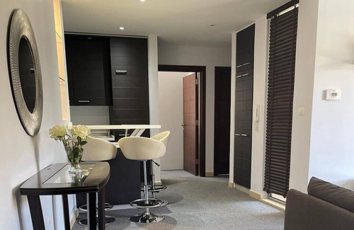Amman Apartamento | Vacation Home in Abdoun, Amman with Swimming Pools