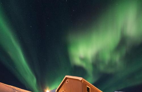 Botnhamn Casa | Vacation Home in Fjordgård with views of Segla and the Fjord