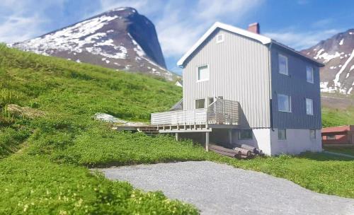 Botnhamn Casa | Vacation Home in Fjordgård with views of Segla and the Fjord