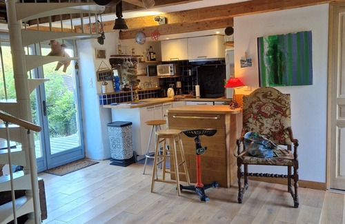 Auzon Casa | Casa de vacaciones 'La Maison du Vigneron' con vistas a la montaña, pista de tenis y Wi-Fi