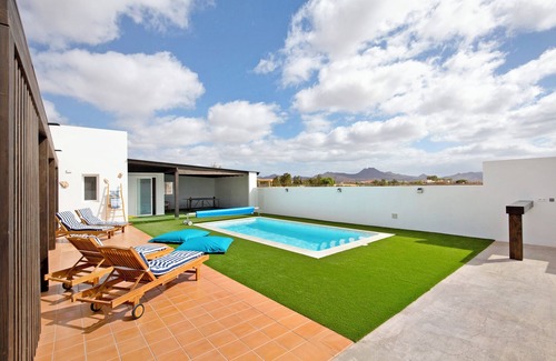 Tuineje Casa | Casa de vacaciones 'Mayantigo' con vistas a la montaña, piscina privada y Wi-Fi