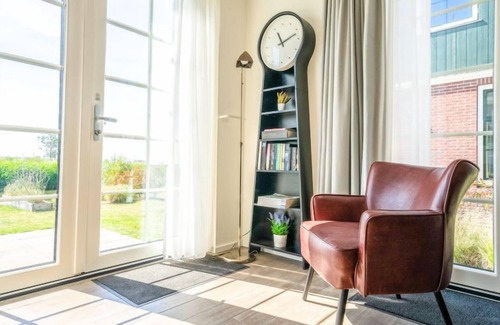 Uitdam Casa | Vacation home Munt 4 by Interhome