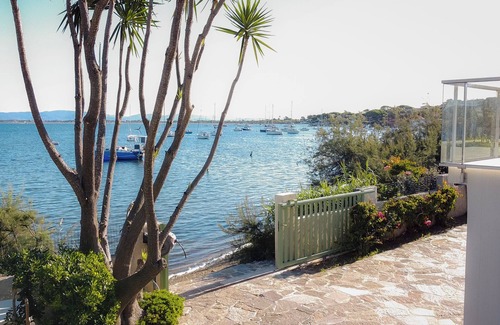 Giens Casa | Vacation home right on the water, ideal for families and water sports enthusiasts.