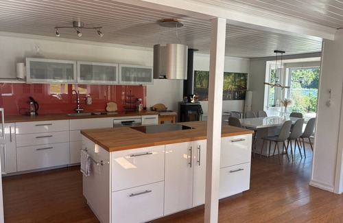 Vissefjaerda Casa | Vacation home right on the lake in Småland - Villa lake view with hot tub, boat & canoe