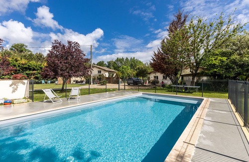 Lesparre-Medoc Casa | Casa de vacaciones "Senguinous 2" con piscina compartida, terraza privada y Wi-Fi