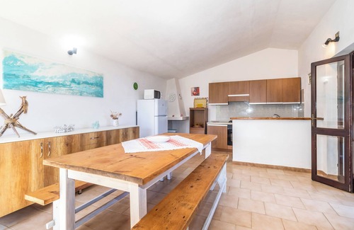 Paduledda Casa | Casa de vacaciones Villa Agnese con vistas al mar, terraza y jardín