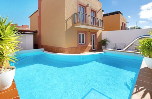 Corralejo Villa | Casa de vacaciones 'Villa Valeria' con piscina compartida, terraza y Wi-Fi