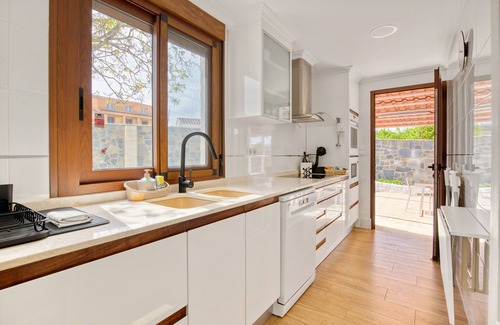 Macastre Casa | Casa de vacaciones "Violeta Grande" con vistas a la montaña, piscina privada y Wi-Fi
