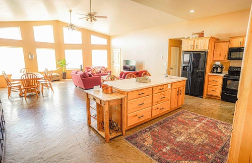 Kanab Casa | Vacation Home in Kanab UT with red rock views! Centrally located to Zion and Bry