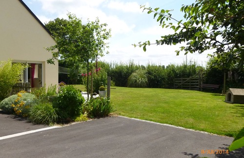Quettehou Casa | Casa de vacaciones con jardín, a 200 metros del mar.