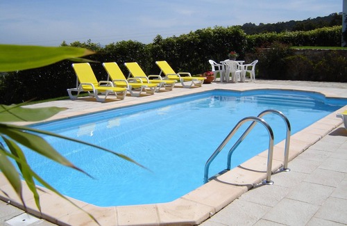 Ulgueira Casa | Casa vacacional con jardín y piscina privada climatizada cerca de la playa.