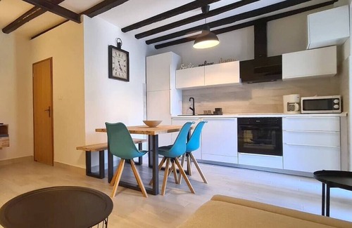Bale Casa | Vacation home with pool in medieval village Bale