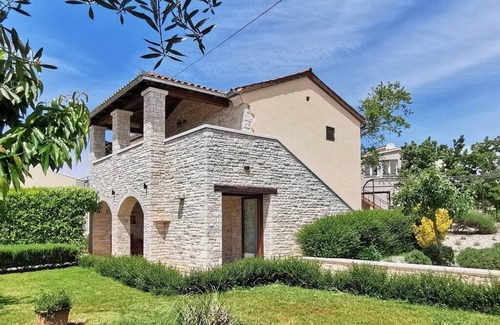 Bale Casa | Vacation home with pool in medieval village Bale