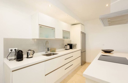 Istan Apartamento | Casa de vacaciones con vistas al mar, jardín y jacuzzi privados y garaje