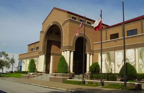 Texas Medical Center Casa | Vacation is Calling! 2 Posh Units, Pet-Friendly, Outdoor Pool, Near Hermann Park
