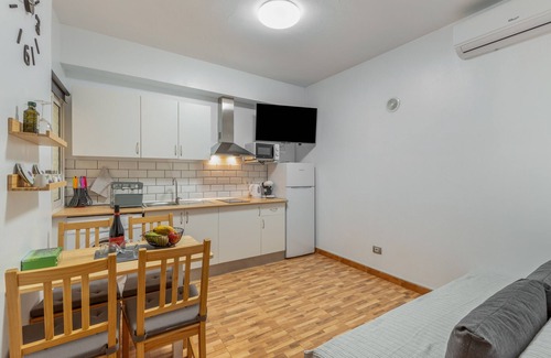 Sardina Apartamento | Vacation 'Las Sirenas Ii' with Wi-Fi and Air Conditioning