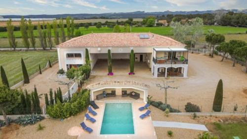 Arles Casa | Vacation rental with pool and Jacuzzi, close to Arles - sleeps 10