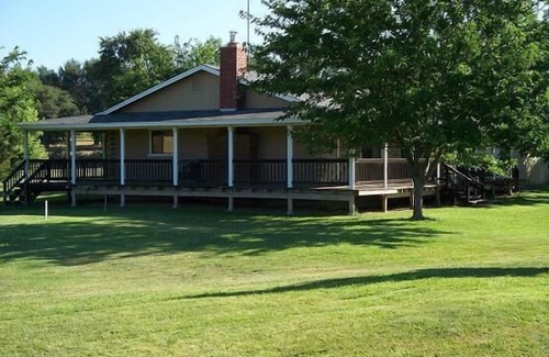 Penn Valley Cabina | Alquiler de vacaciones con lago privado de pesca