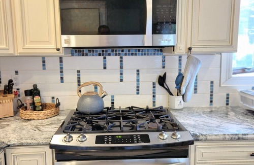 New London Casa | Vacation Starts Now! Pet friendly, beach fun 5 min away!