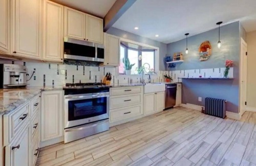 New London Casa | Vacation Starts Now! Pet friendly, beach fun 5 min away!