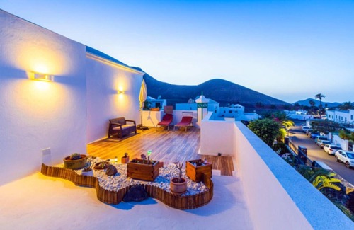 Yaiza Apartamento | Vacation 'Suite Junior Con Terraza' with Wi-Fi and Air Conditioning