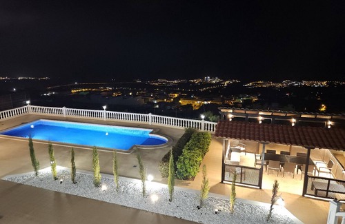 Armenime Villa | Villa de vacaciones 'Cool 4-bedroom with Sea Views' con vistas al mar, Wi-Fi y aire acondicionado