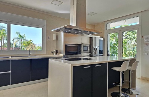 Costa Adeje Villa | Villa de vacaciones 'Karat Oasis Del Duque' con vistas al mar, Wi-Fi y aire acondicionado