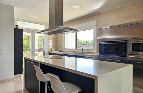 Costa Adeje Villa | Villa de vacaciones 'Karat Oasis Del Duque' con vistas al mar, Wi-Fi y aire acondicionado