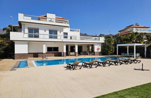 Costa Adeje Villa | Villa de vacaciones 'Karat Oasis Del Duque' con vistas al mar, Wi-Fi y aire acondicionado