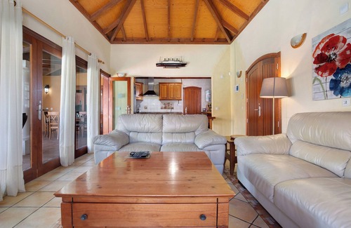 Corralejo Villa | Villa de vacaciones 'Villa Brisamar19' con vistas a la montaña, piscina privada y Wi-Fi