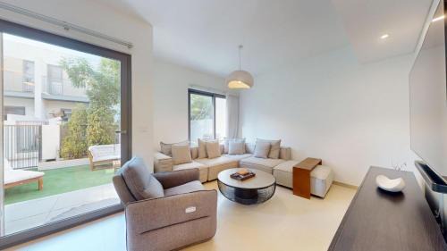 Dubai Casa | Vacationer l Chic 2 Bed Villa l Garden, Garage, Free Wi-Fi