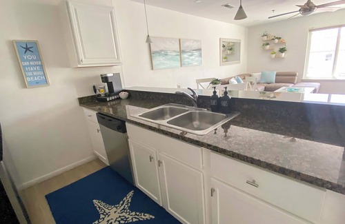 Northeast Virginia Beach Condominio | Vacationing is easy in this newly refreshed beach condo!