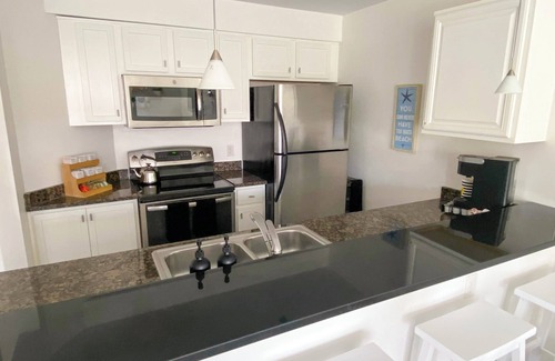 Northeast Virginia Beach Condominio | Vacationing is easy in this newly refreshed beach condo!