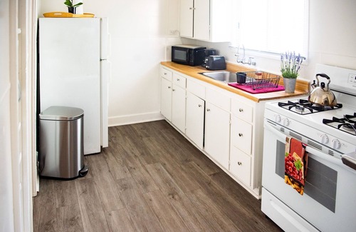 Venice Cabaña | Vacay chalet a block to beach w two bikes pet friendly