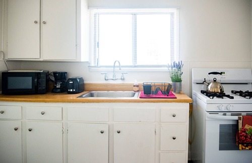 Venice Cabaña | Vacay chalet a block to beach w two bikes pet friendly
