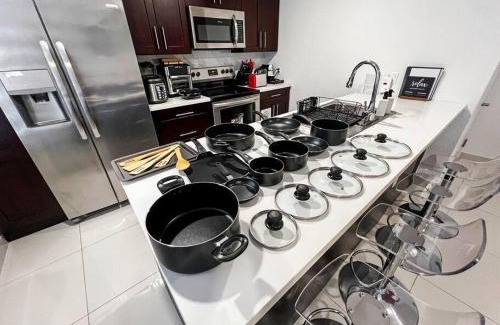 Naranja Casa | Vacay Spot experience Luna Sky! 65" TV BAR, BBQ, SHOWER massage jets, music, go to FL Keys