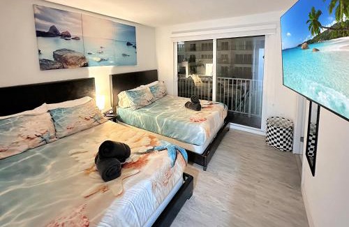Naranja Casa | Vacay Spot experience Luna Sky! 65" TV BAR, BBQ, SHOWER massage jets, music, go to FL Keys