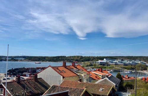 Stromstad Apartamento | Vacker våning med havsutsikt i Strömstads centrum.