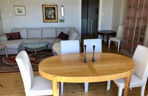 Stromstad Apartamento | Vacker våning med havsutsikt i Strömstads centrum.