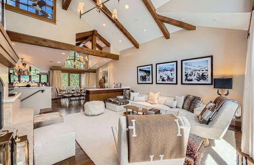 Vail Casa | Vail Row-House 303 Gore Creek Dr #7, Vail Village - Next to Bridge St & Gorsuch. Ski-in/Ski-out.