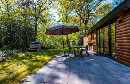 Municipality of Westerveld Chalet De Esquí | Vakantiepark De Wiltzangh - Velthorst Hottub 4