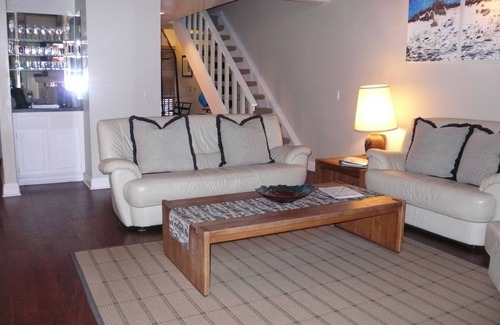 Mammoth Lakes Condominio | Val D 'Isere-Beautiful! -Ski In / Out! Condominio Pregunte por nuestro reembolso de tarifa de $ 50