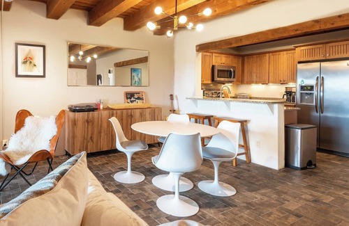 Arroyo Seco Condominio | Valdez Vista - Updated 2 Bedroom Condo Close to Skiing