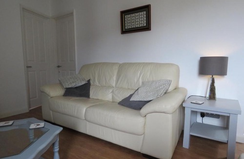 Llancarfan Casa | Vale of Glamorgan - Cottage - Sleeps 4 - Parking