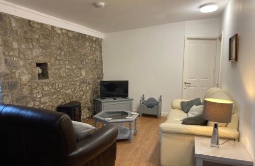 Llancarfan Casa | Vale of Glamorgan - Cottage - Sleeps 4 - Parking