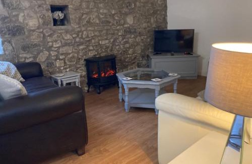 Llancarfan Casa | Vale of Glamorgan - Cottage - Sleeps 4 - Parking